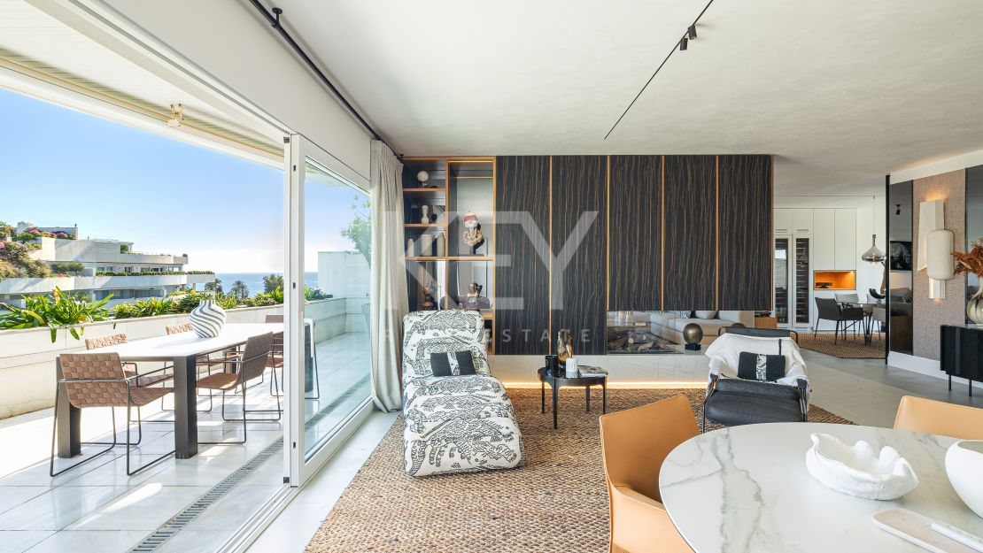 Ático dúplex elegante con vistas al mar cerca de Puerto Banús