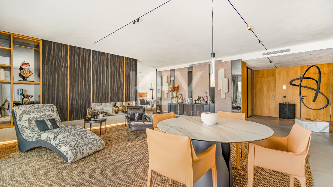 Ático dúplex elegante con vistas al mar cerca de Puerto Banús