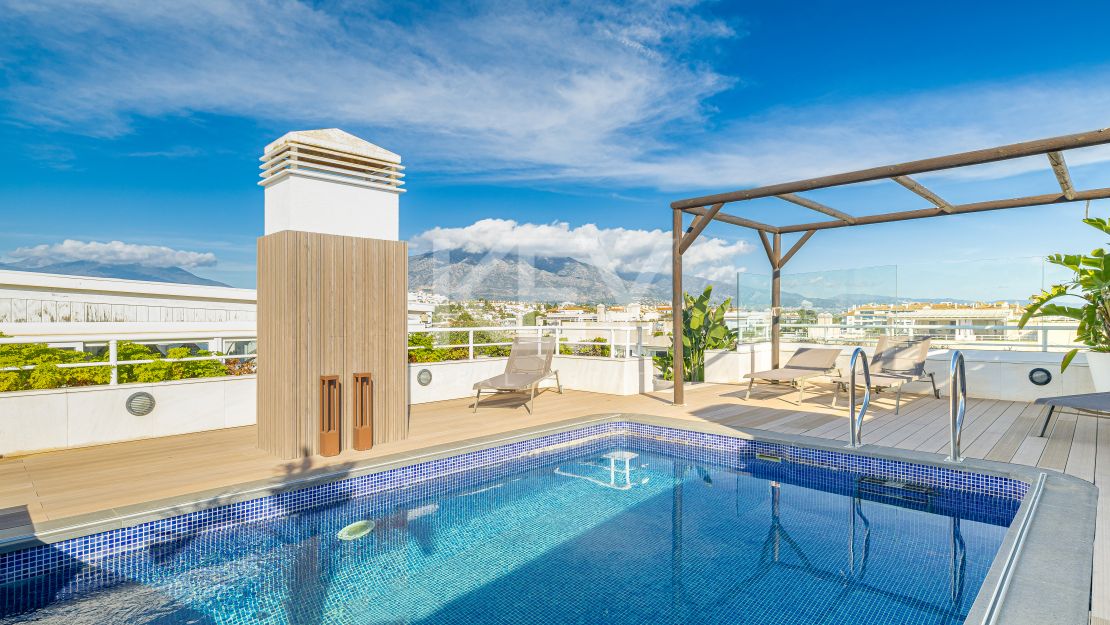 Ático dúplex elegante con vistas al mar cerca de Puerto Banús