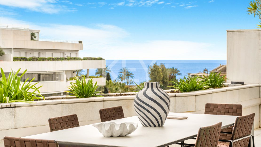 Ático dúplex elegante con vistas al mar cerca de Puerto Banús