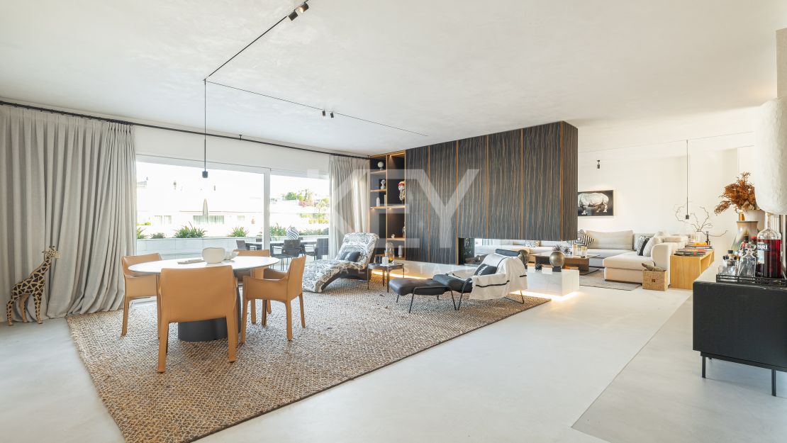 Ático dúplex elegante con vistas al mar cerca de Puerto Banús