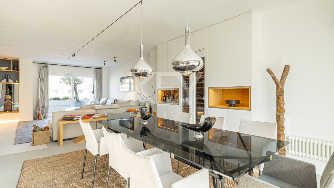 Ático dúplex elegante con vistas al mar cerca de Puerto Banús