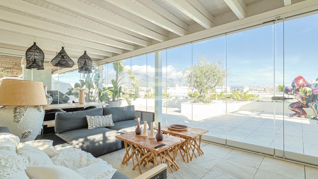 Ático dúplex elegante con vistas al mar cerca de Puerto Banús