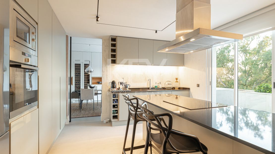 Ático dúplex elegante con vistas al mar cerca de Puerto Banús