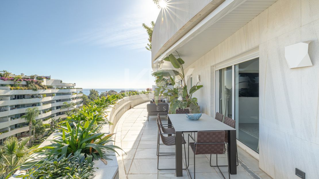 Ático dúplex elegante con vistas al mar cerca de Puerto Banús
