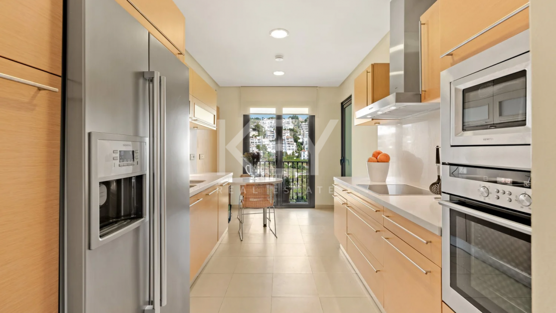 Элегантный пентхаус с видом на море в Бенахависе