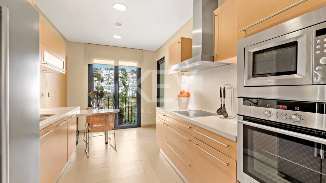 Элегантный пентхаус с видом на море в Бенахависе