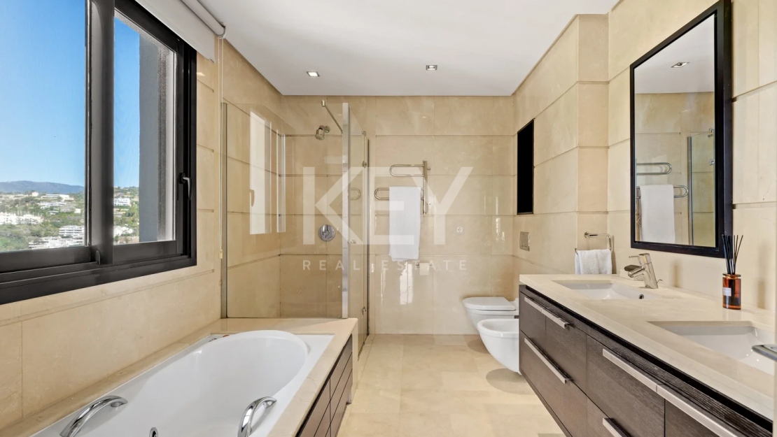 Элегантный пентхаус с видом на море в Бенахависе