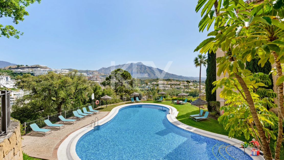 Элегантный пентхаус с видом на море в Бенахависе