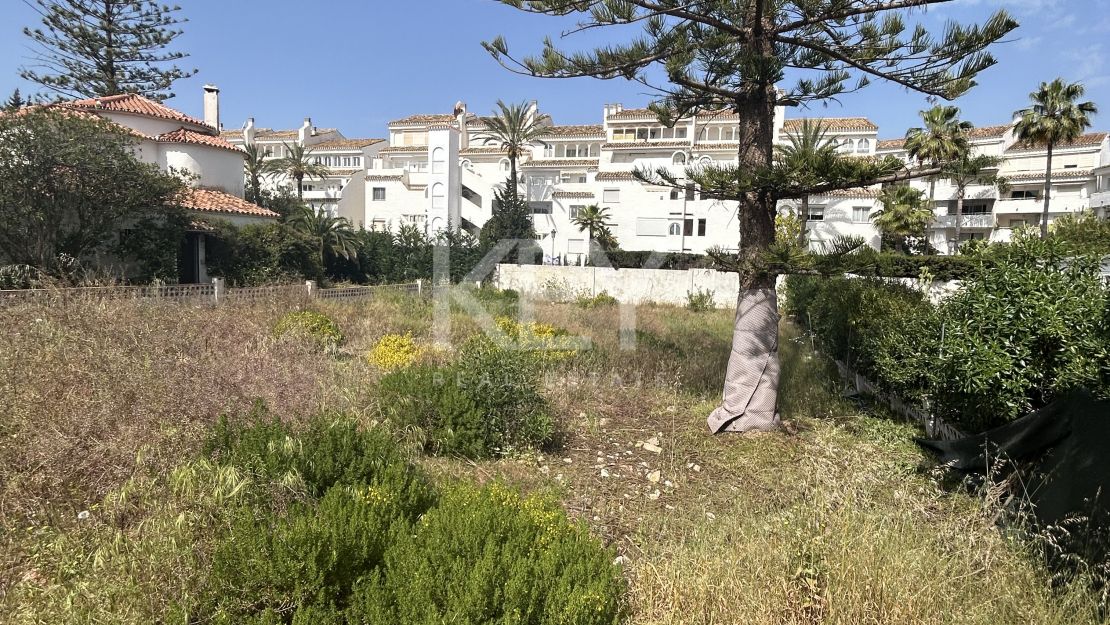 Участок с проектом виллы в нескольких шагах от пляжа в восточной Марбелье