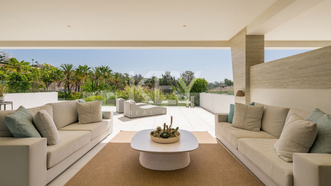 Элегантный дуплекс с дизайнерскими интерьерами на Золотой Миле Марбельи