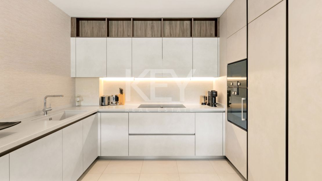 Элегантный дуплекс с дизайнерскими интерьерами на Золотой Миле Марбельи