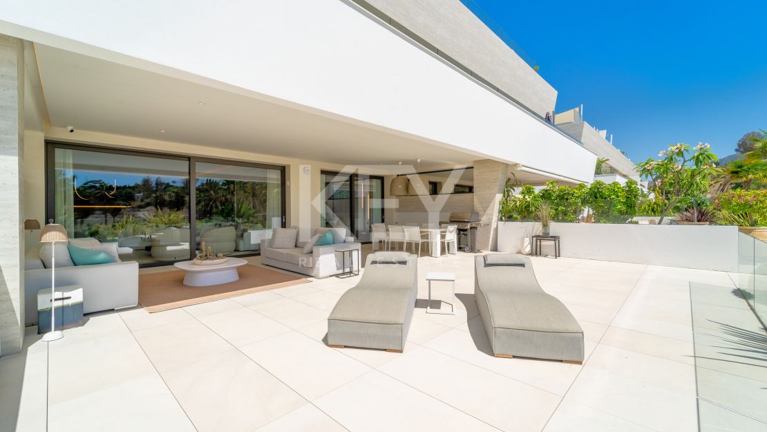 Элегантный дуплекс с дизайнерскими интерьерами на Золотой Миле Марбельи