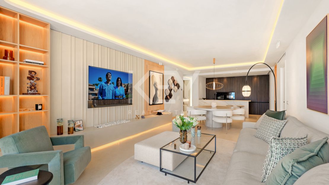 Fully renovated penthouse with panoramic sea views in Bahía del Velerín