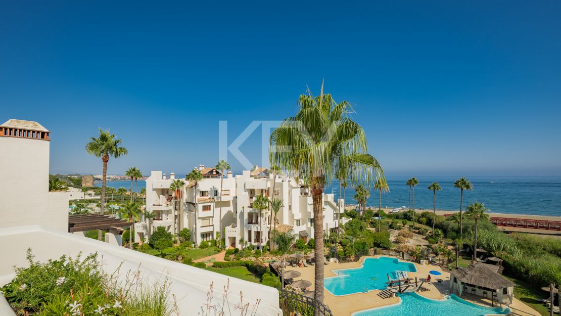 Fully renovated penthouse with panoramic sea views in Bahía del Velerín