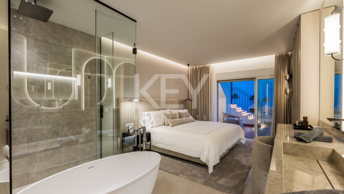 Fully renovated penthouse with panoramic sea views in Bahía del Velerín