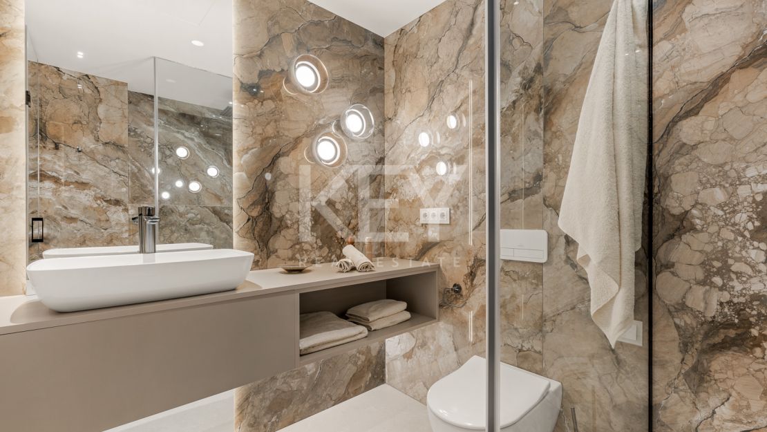 Fully renovated penthouse with panoramic sea views in Bahía del Velerín