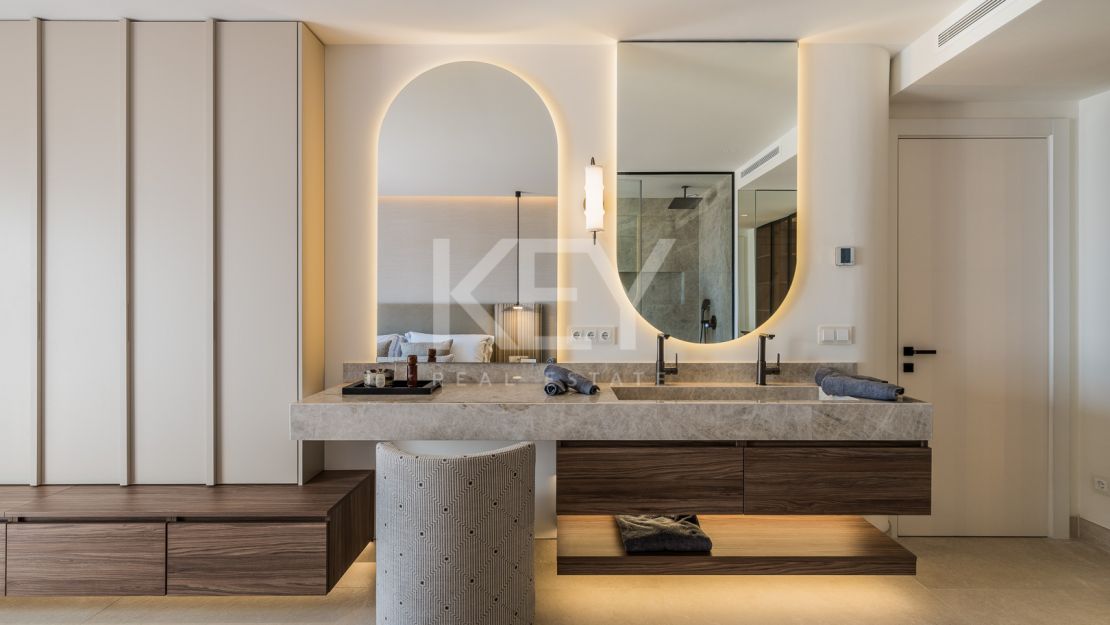 Fully renovated penthouse with panoramic sea views in Bahía del Velerín