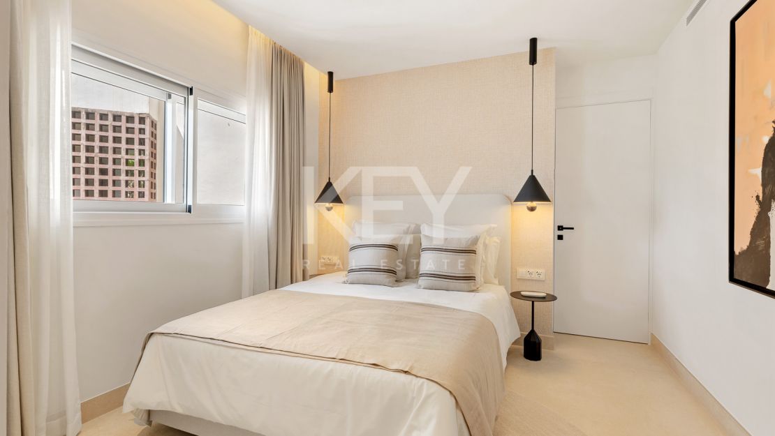 Fully renovated penthouse with panoramic sea views in Bahía del Velerín