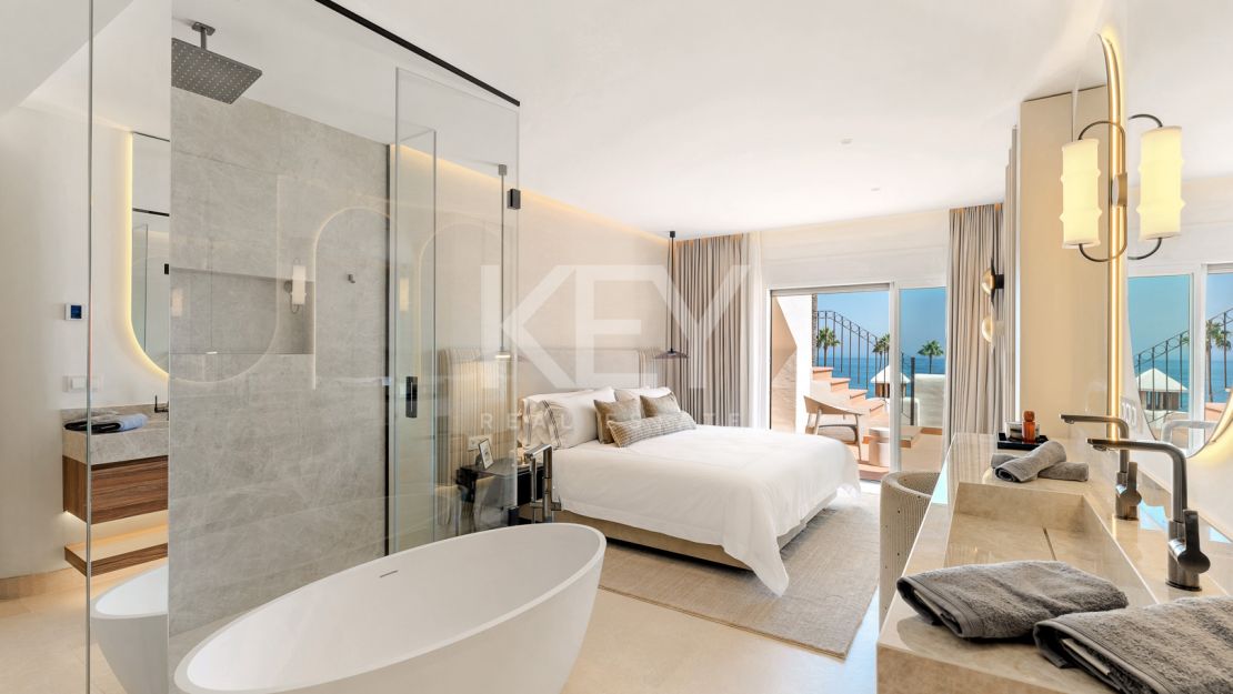 Fully renovated penthouse with panoramic sea views in Bahía del Velerín