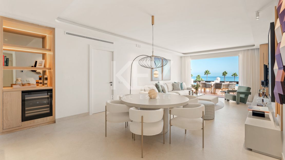 Fully renovated penthouse with panoramic sea views in Bahía del Velerín