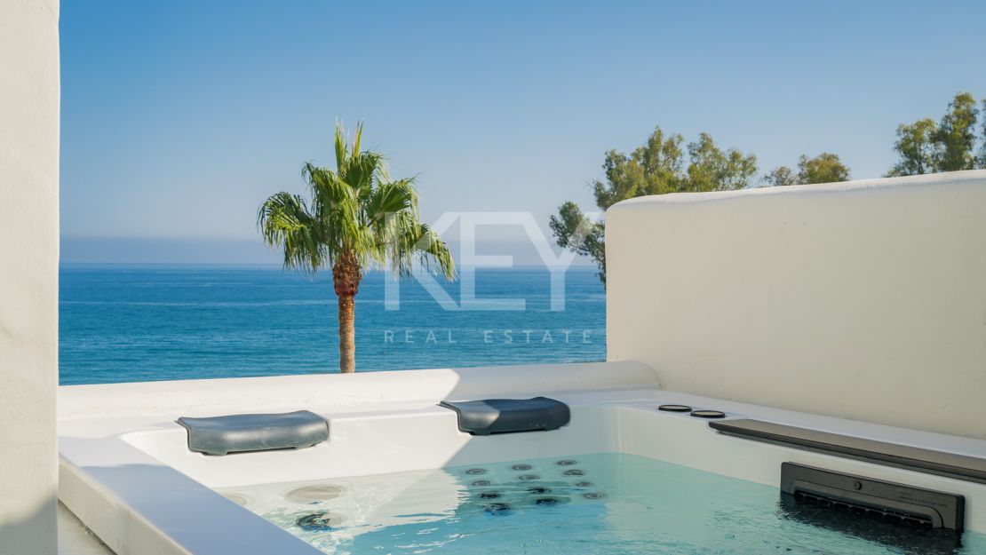 Fully renovated penthouse with panoramic sea views in Bahía del Velerín