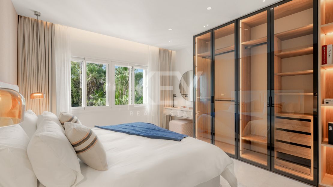 Fully renovated penthouse with panoramic sea views in Bahía del Velerín