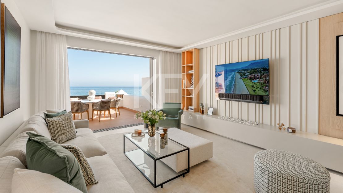 Fully renovated penthouse with panoramic sea views in Bahía del Velerín