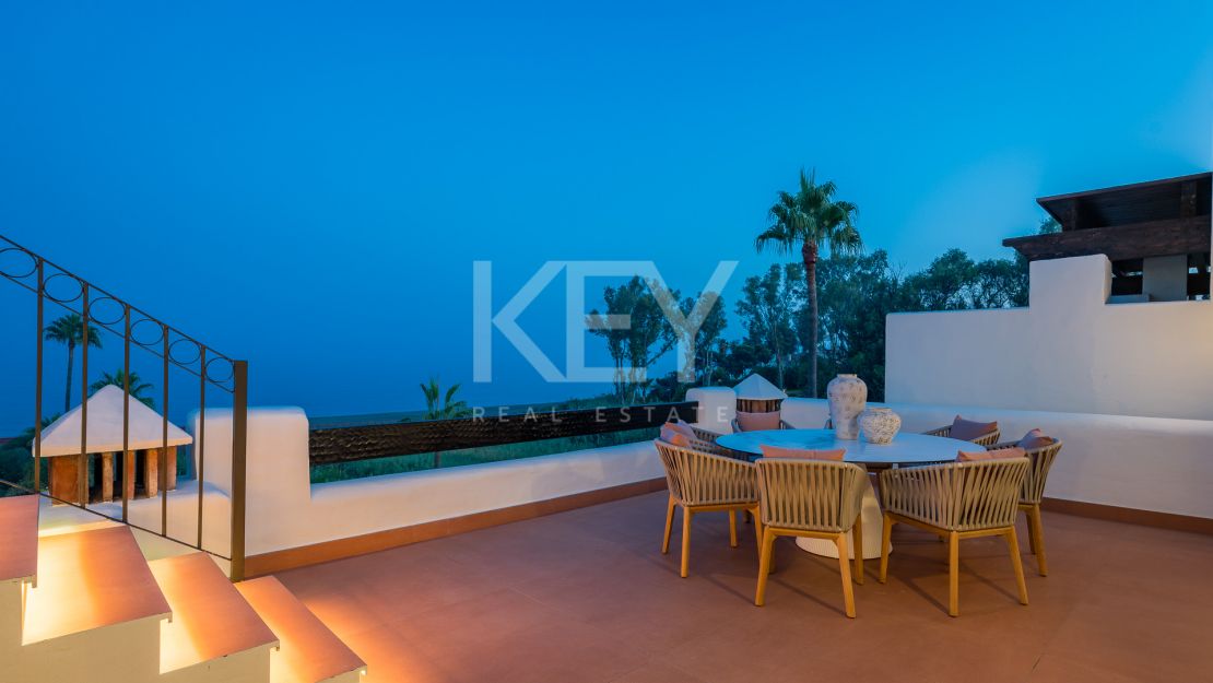Fully renovated penthouse with panoramic sea views in Bahía del Velerín