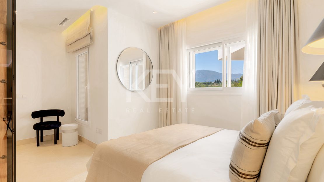 Fully renovated penthouse with panoramic sea views in Bahía del Velerín