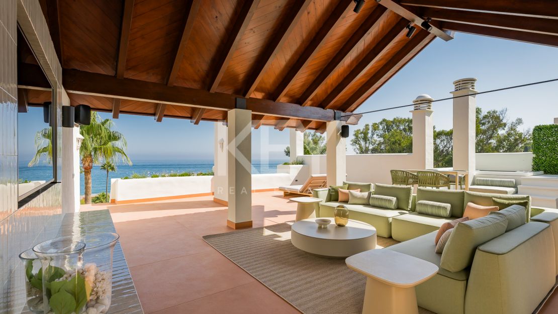 Fully renovated penthouse with panoramic sea views in Bahía del Velerín