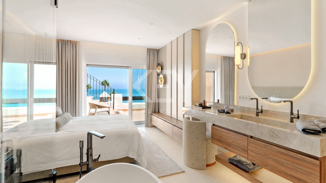 Fully renovated penthouse with panoramic sea views in Bahía del Velerín