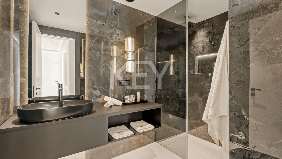 Fully renovated penthouse with panoramic sea views in Bahía del Velerín