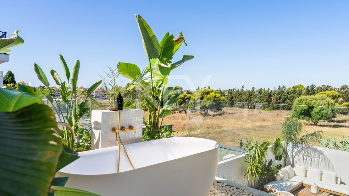 Elegant townhouse in Nueva Andalucía