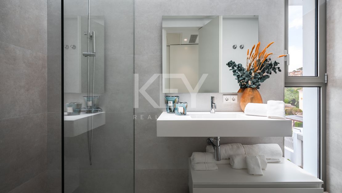 Современная вилла с пятью спальнями с ванными комнатами в Эль Параисо