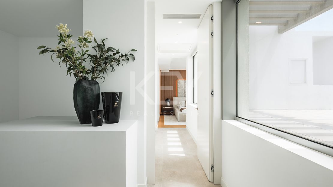 Современная вилла с пятью спальнями с ванными комнатами в Эль Параисо