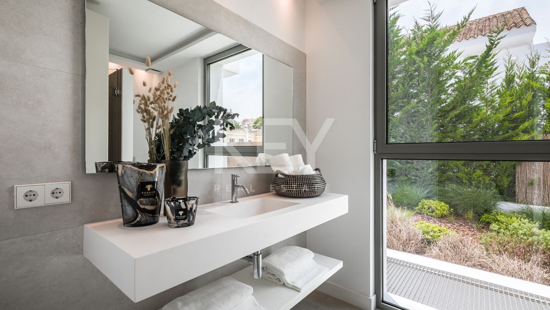 Современная вилла с пятью спальнями с ванными комнатами в Эль Параисо