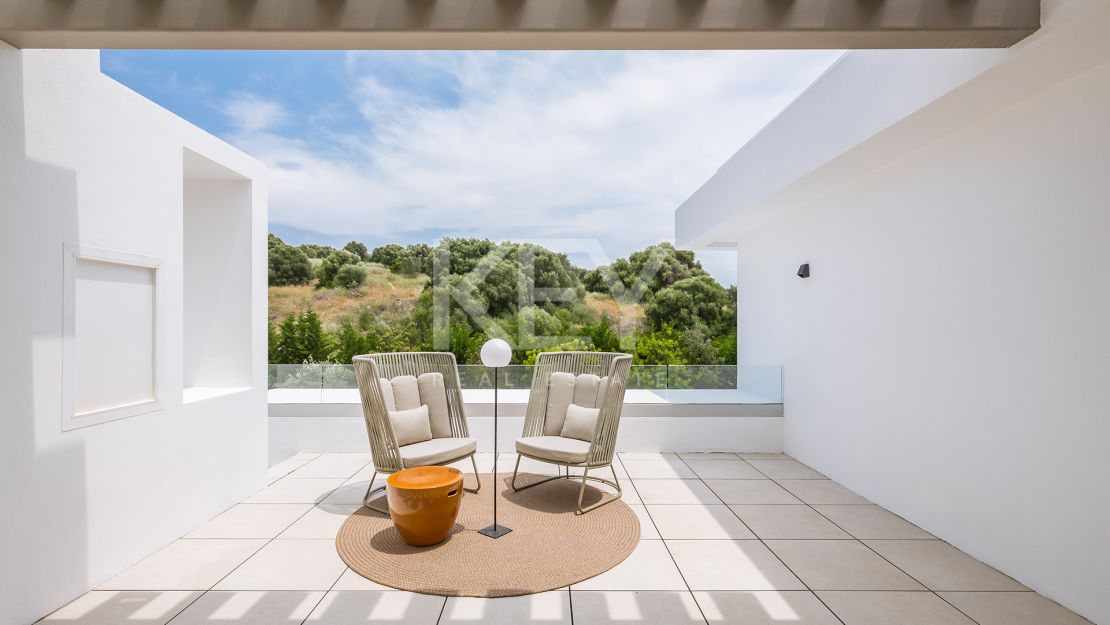 Современная вилла с пятью спальнями с ванными комнатами в Эль Параисо