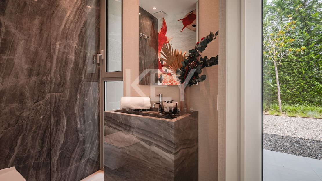 Современная вилла с пятью спальнями с ванными комнатами в Эль Параисо