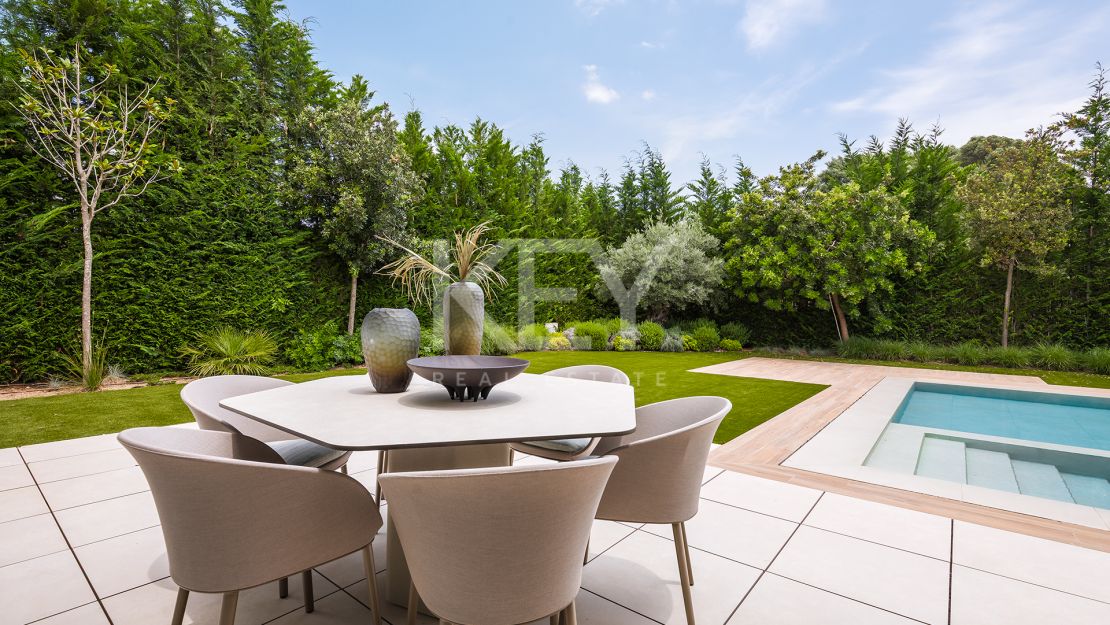 Современная вилла с пятью спальнями с ванными комнатами в Эль Параисо