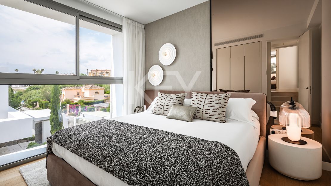 Современная вилла с пятью спальнями с ванными комнатами в Эль Параисо