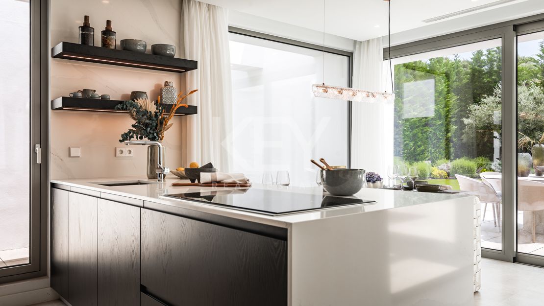 Современная вилла с пятью спальнями с ванными комнатами в Эль Параисо