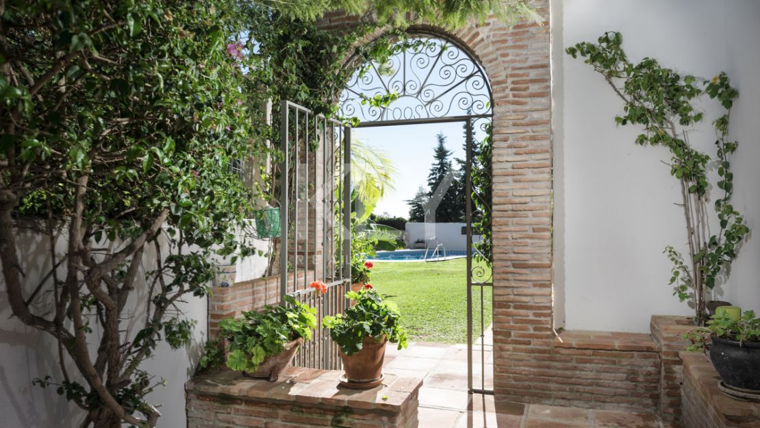 Очаровательная андалусская вилла с уединением и частичным видом на море в Бенахависе