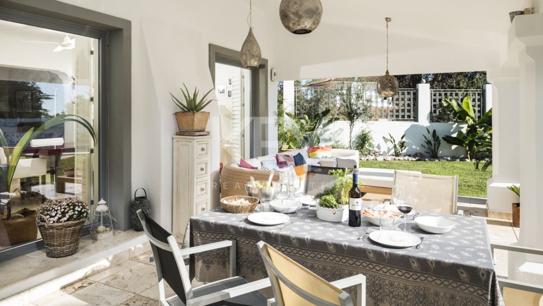 Очаровательная андалусская вилла с уединением и частичным видом на море в Бенахависе