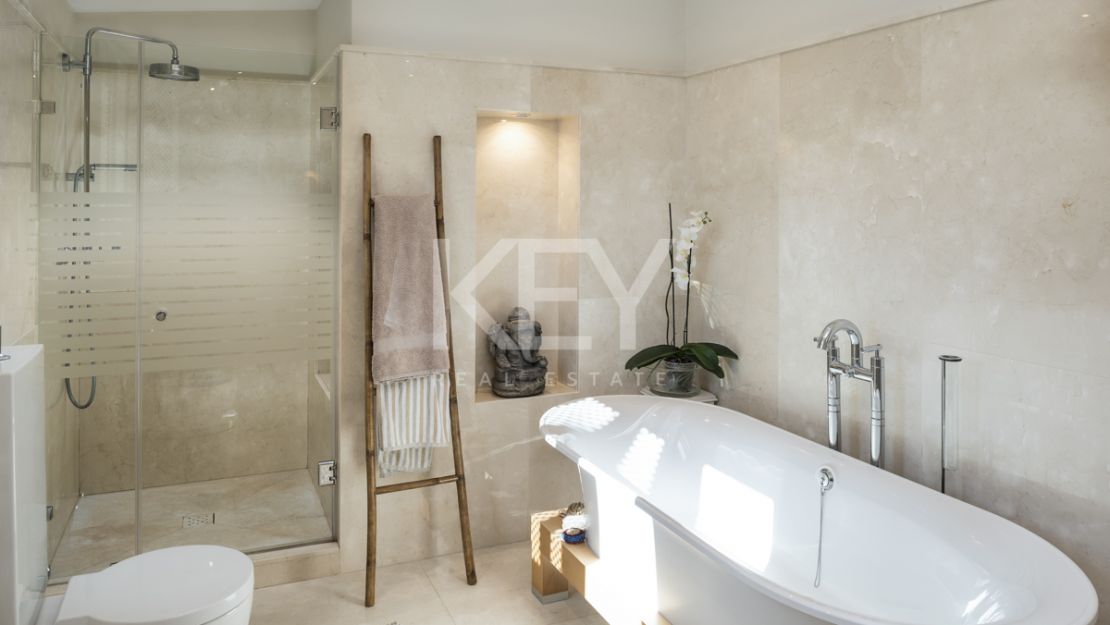 Очаровательная андалусская вилла с уединением и частичным видом на море в Бенахависе