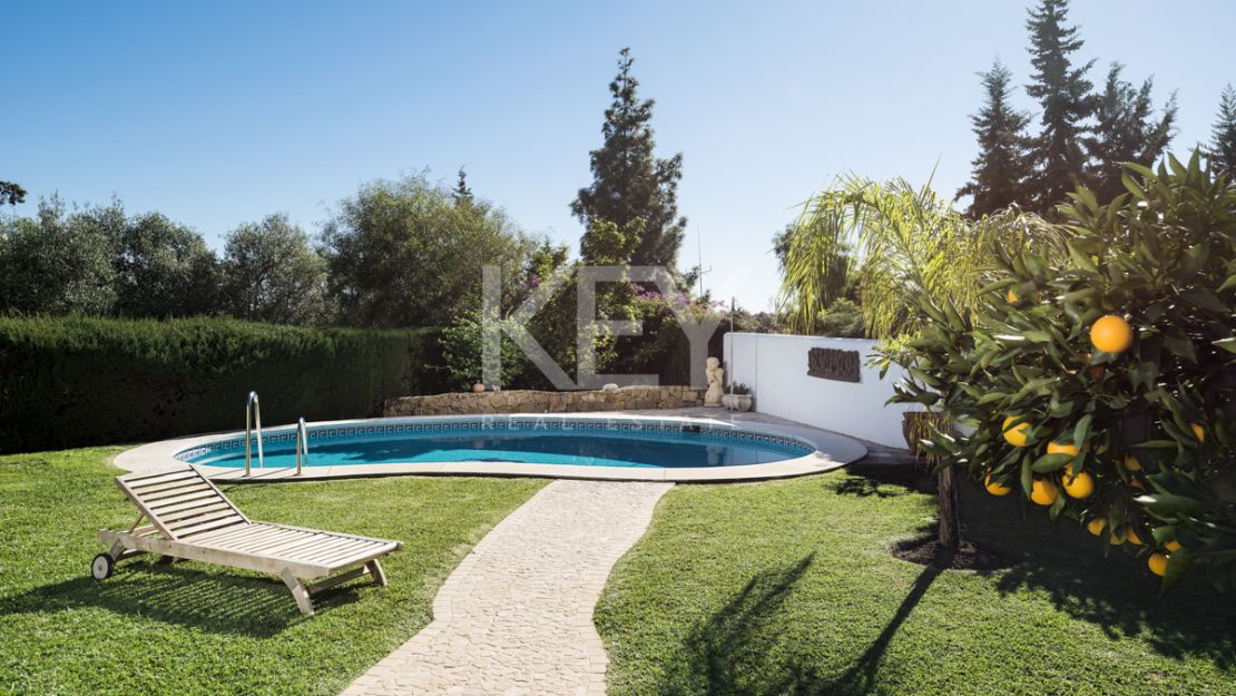 Очаровательная андалусская вилла с уединением и частичным видом на море в Бенахависе