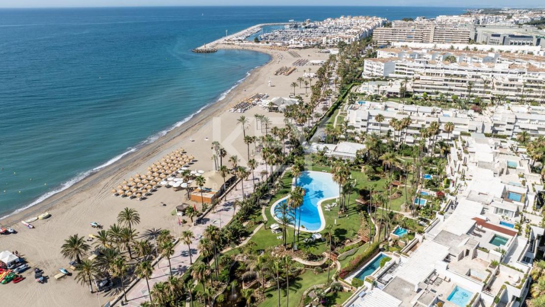 Ático dúplex en primera línea de playa con piscina privada en Puerto Banús