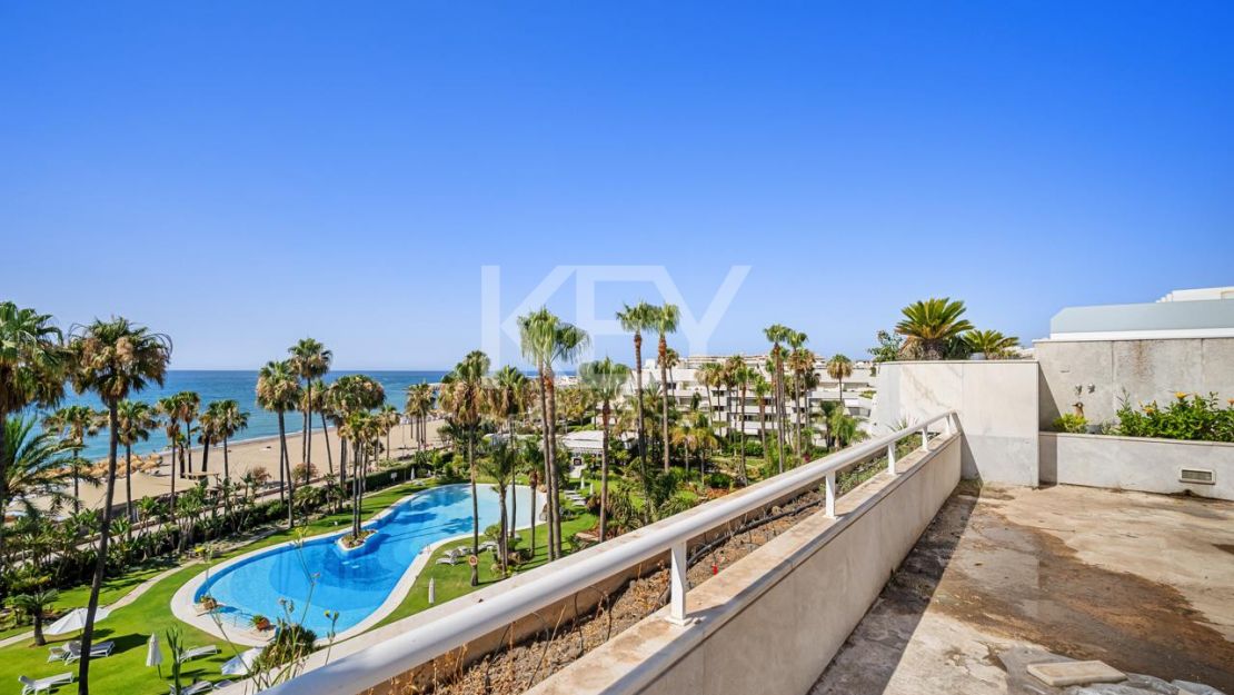 Ático dúplex en primera línea de playa con piscina privada en Puerto Banús