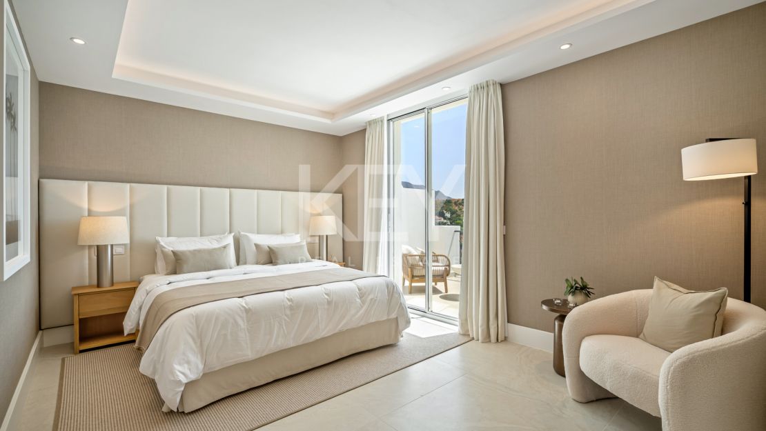 Casa adosada de 4 dormitorios con vistas al golf y al mar en La Quinta, Benahavís