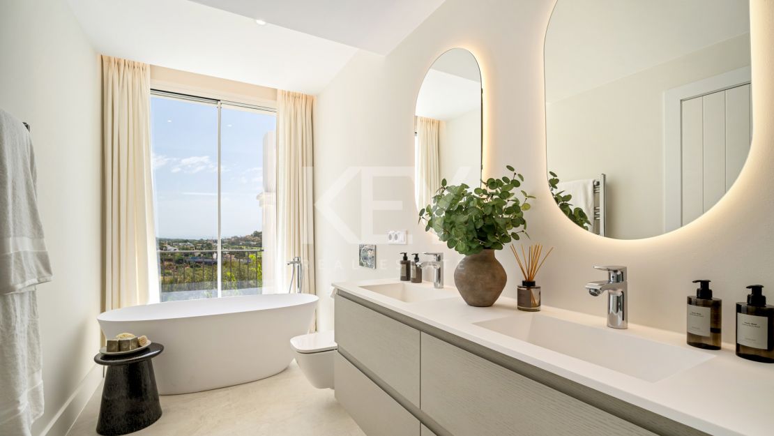 Casa adosada de 4 dormitorios con vistas al golf y al mar en La Quinta, Benahavís